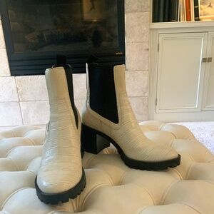 Size 8 Women’s White & Black Lugsole platform boots